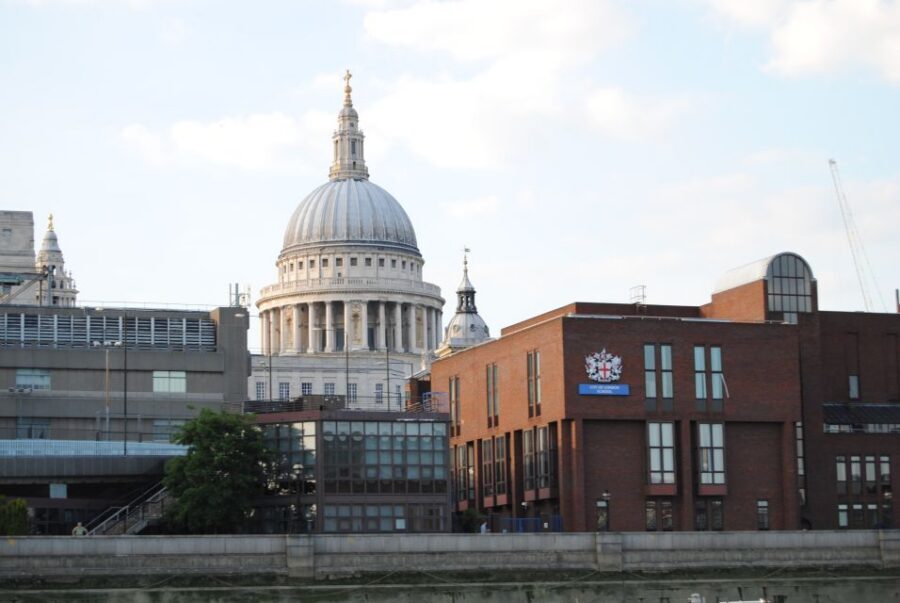 London: Famous Landmarks of the City by Car - Buckingham Palace: seeing the official royal residence from the route