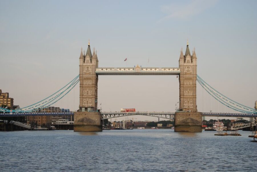 London: Famous Landmarks of the City by Car - Trafalgar Square, Nelson’s Column, and the National Gallery by car