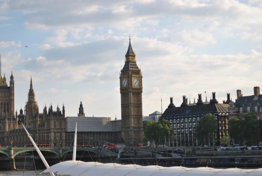 London: Famous Landmarks of the City by Car - Westminster Abbey and the Houses of Parliament: power on display