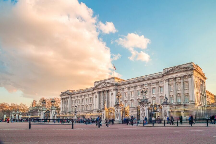 London: Full-Day Sightseeing Bus Tour with River Cruise - Buckingham Palace Photo Stop and Guard Changes: Expect Motion, Not Certainty