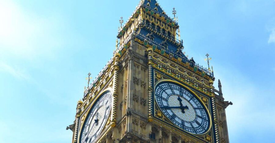 London: German-Speaking Guided Tour of Westminster - Buckingham Palace view + Horse Guards ride-by: the ceremony moment
