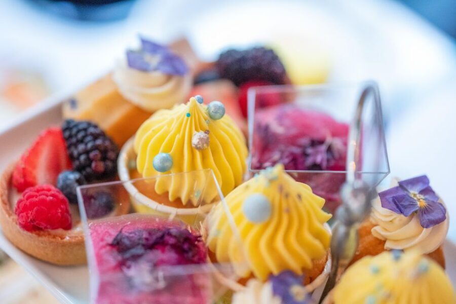 London: Gin and Afternoon Tea Bus Tour with Audio Guide - Central London Sights from a Vintage Routemaster Route