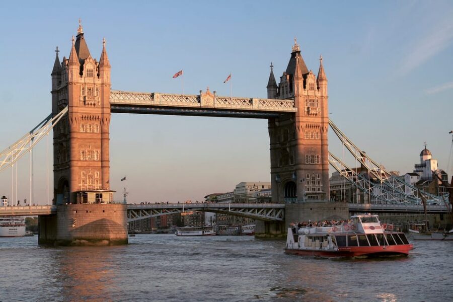 London: Go City Explorer Pass® - Tickets for 2-7 Attractions - What to expect from the hop-on-hop-off bus and Thames cruise options