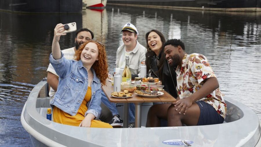 London: GoBoat Rental in Canary Wharf with London Docklands - Picnics Onboard: Turning an Ordinary Meal into the Main Event