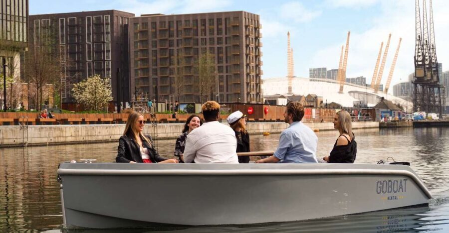 London: GoBoat Rental in Canary Wharf with London Docklands - The Captain Lesson: What You Really Get Before You Sail