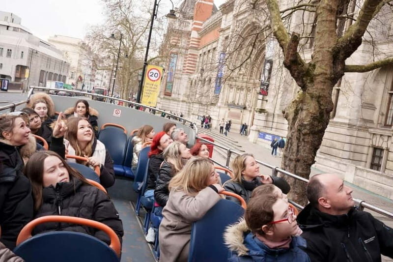 London: Golden Tours Gray Line Hop-on Hop-off Bus Tour - The audio guide and live narration: how it works in practice