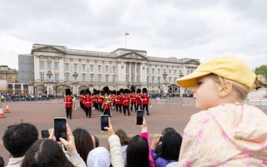 London: Guided Walking Tour with Changing Of The Guard - Where the tour starts: Green Park and the Goddess Diana Fountain