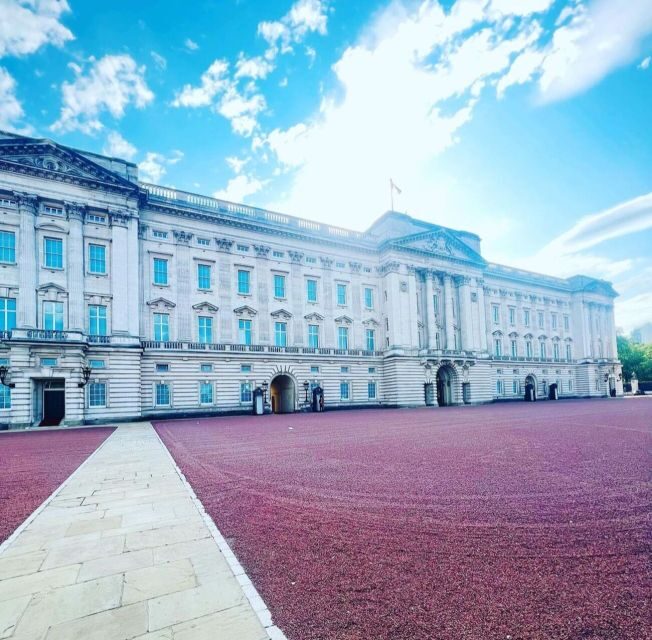 London: Guided Walking Tour with Changing Of The Guard - Buckingham Palace and Westminster Abbey: what you see from the outside