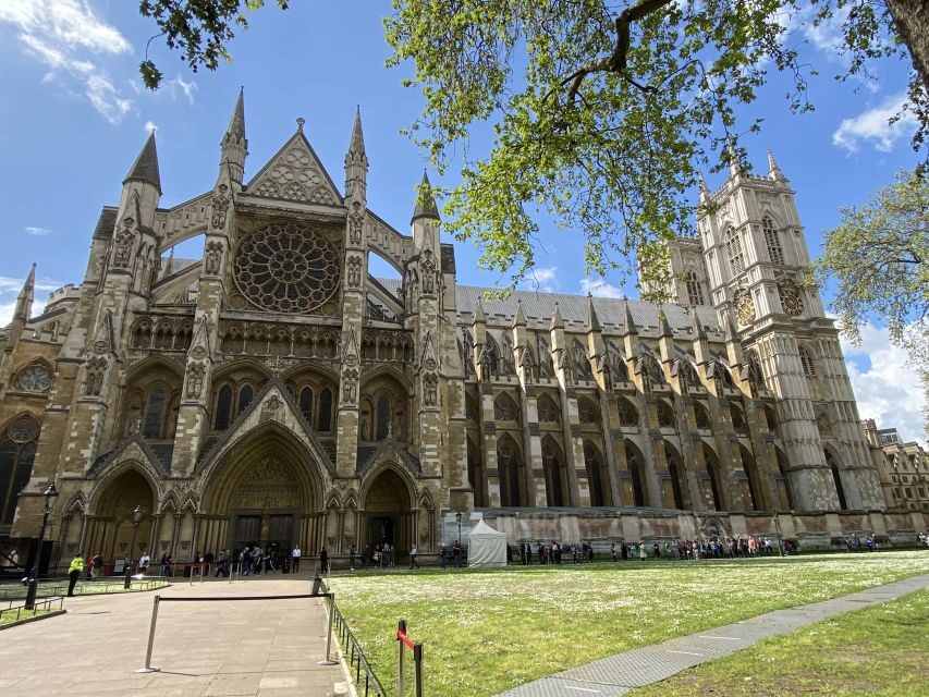 London: Guided Westminster Abbey Tour and Refreshments - Dean’s Yard cloisters to the Abbey floor: how the guided route pays off