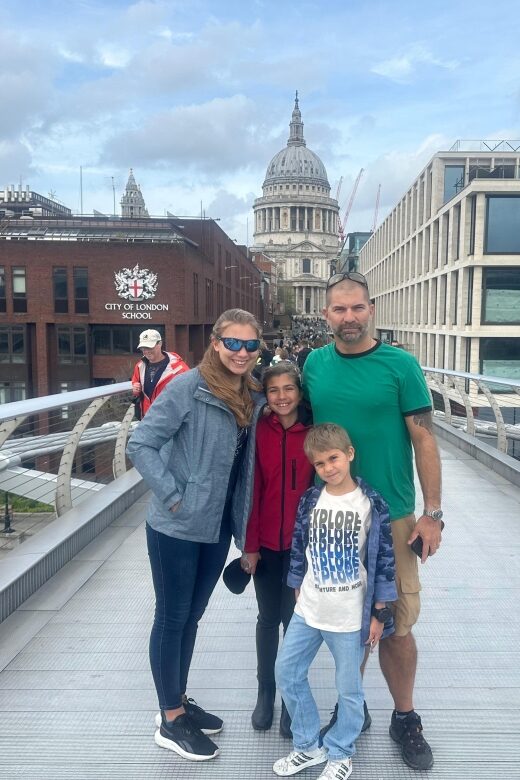 London: Harry Potter Black Cab Tour with Hotel Pick Up - King’s Cross Platform 9 3/4: the first wow moment