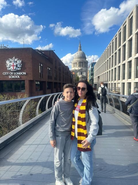 London: Harry Potter Black Cab Tour with Hotel Pick Up - Millennium Bridge and a London skyline moment