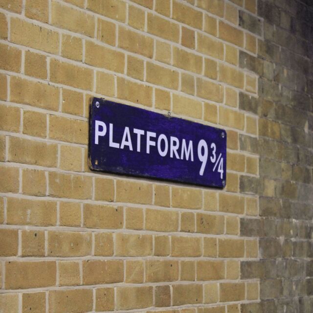 London: Harry Potter Movie Location Tour with an APP - Trafalgar Square to Cecil Court: the streets that feel like Diagon Alley