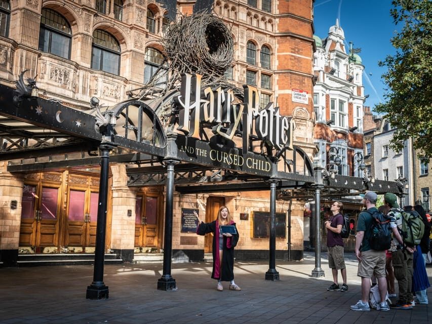 London: Harry Potter Tour and London Bridge Tombs Experience - House of Spells: shopping time with an actual plan