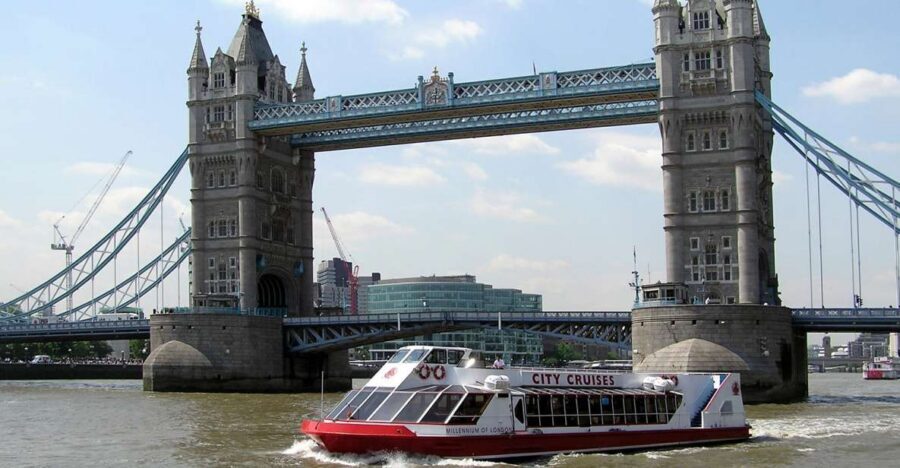 London: Harry Potter Walking Tour and River Thames Cruise - Entering The Day at Platform 9 ¾ (and getting that trolley photo)