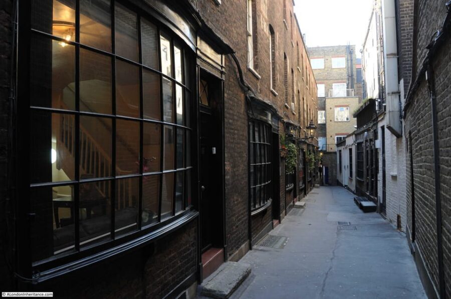 London: Harry Potter Walking Tour and Tower Bridge Ticket - King’s Cross starts the magic: Platform 9 3/4 meet-up