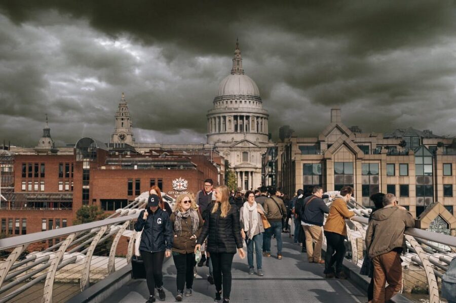 London: Harry Potter Walking Tour in German - Shakespeare’s Globe to Millennium Bridge: where story beats meet street corners