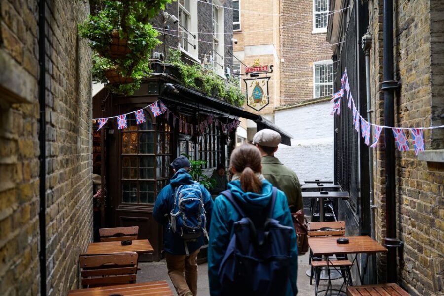 London: Historic Pubs, British Ales & Classic Dishes - Four classic pubs: how the walking route works