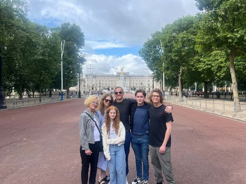 London: Iconic London Taxi Tour - Private 3 hour tour - St James’s Palace and Buckingham Palace: pomp, ceremony, and timing