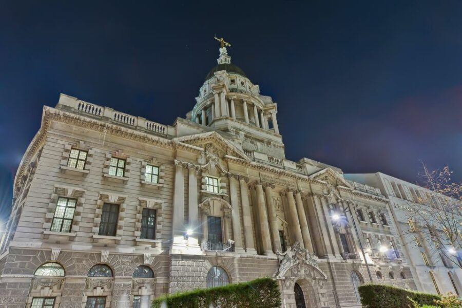 London: Jack The Ripper and Sherlock Holmes Bus Tour - How the coach-and-walk format works after dark