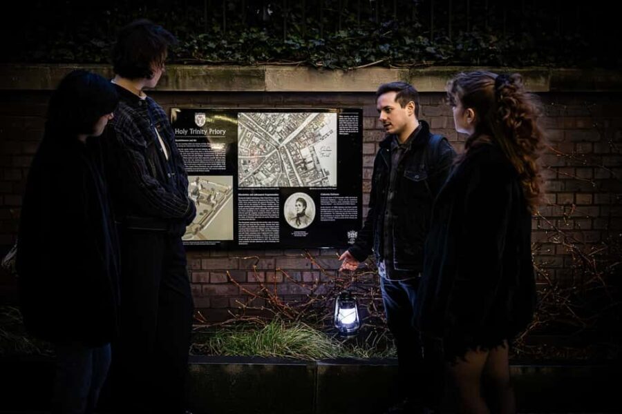 London: Jack the Ripper Interactive Tour in Whitechapel - Clues and theories: using the detective pack in real streets