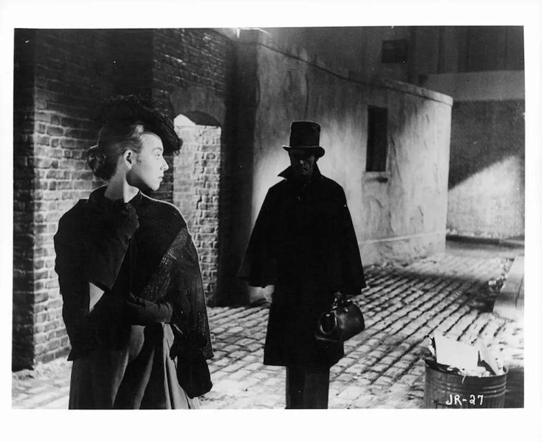 London: Jack the Ripper Small Group Tour - Starting at Aldgate East: finding the Fashion Warehouse meeting spot