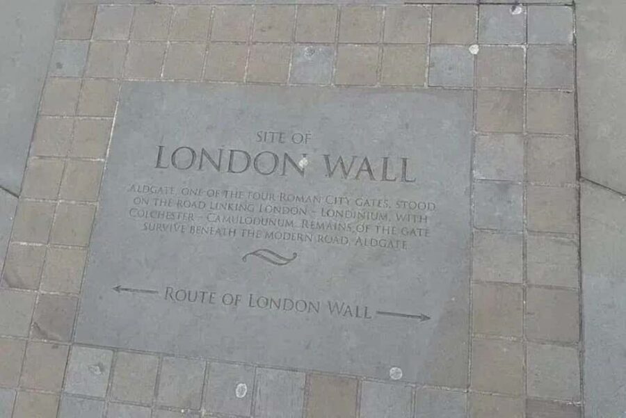 London: Jack the Ripper Tour with Drinks - Walking between stops: where the “real places” feel real