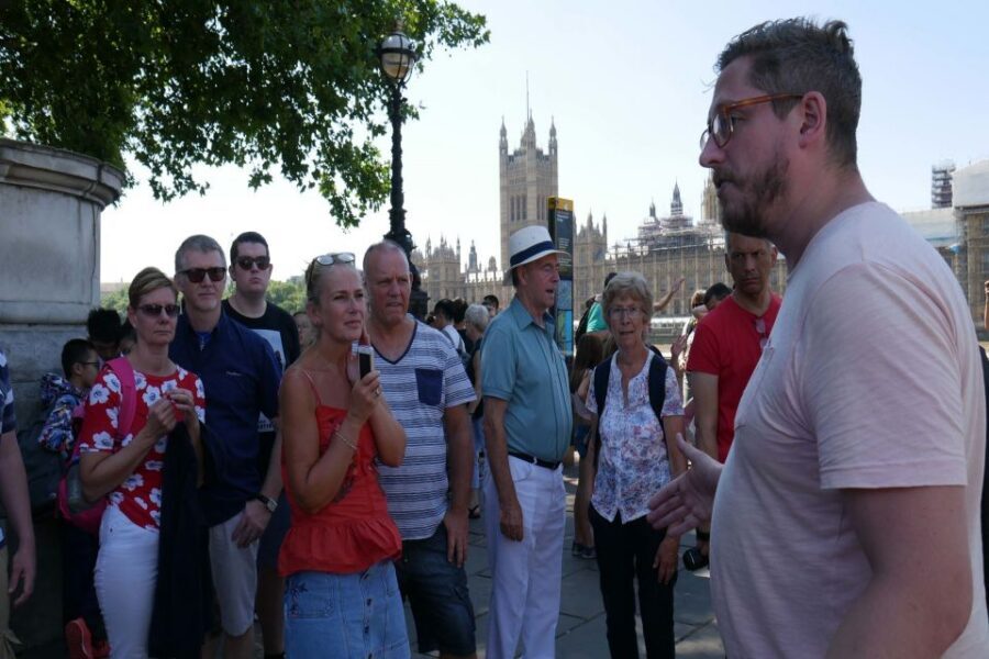 London: James Bond Filming Locations Bus Tour - Meeting at Blackfriars: Convenient Start, Simple End
