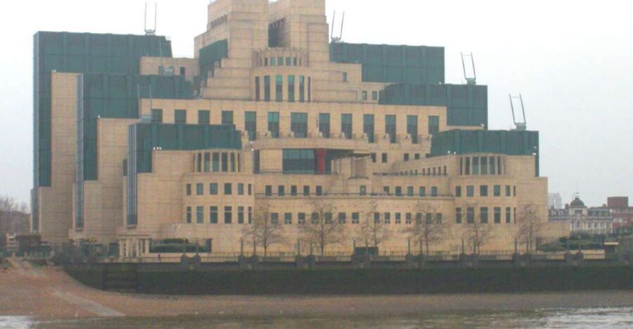 London: James Bond Shooting Locations Tour by Black Taxi - St. Petersburg on Location: Spotting the Movie-Match Trick