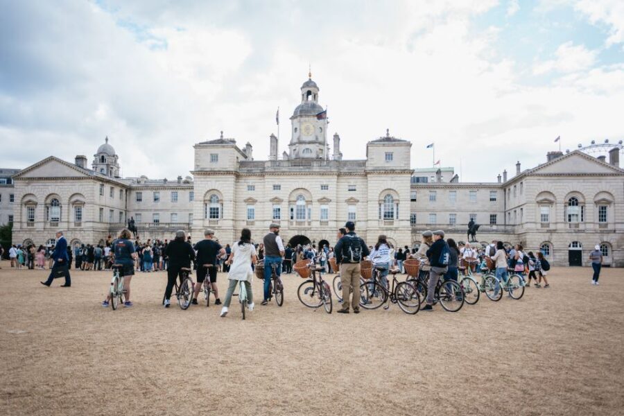 London: Landmarks & Secrets Bike Tour with Pub & Street Art - Key things you’ll notice on this London bike tour