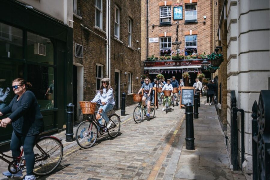 London: Landmarks & Secrets Bike Tour with Pub & Street Art - Lambeth Palace to the Westminster zone: where the tour sets its tone