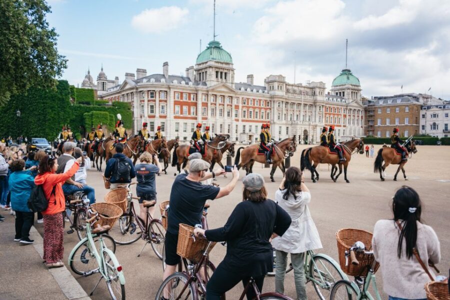 London: Landmarks & Secrets Bike Tour with Pub & Street Art - Handmade Pashley bikes, helmets or tweed caps, and the real riding feel