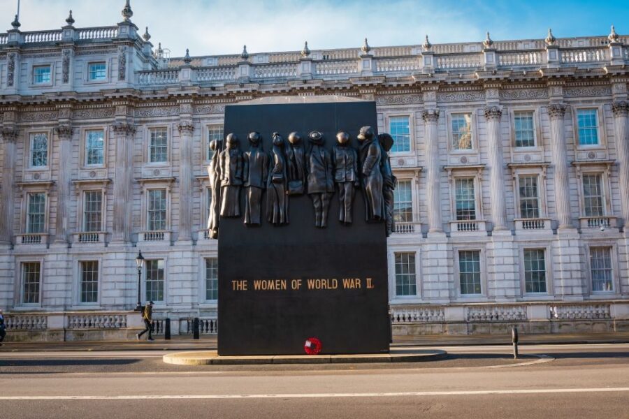London: London in WW2 and Churchill War Rooms Entrance - Meeting on Victoria Embankment: the start is straightforward