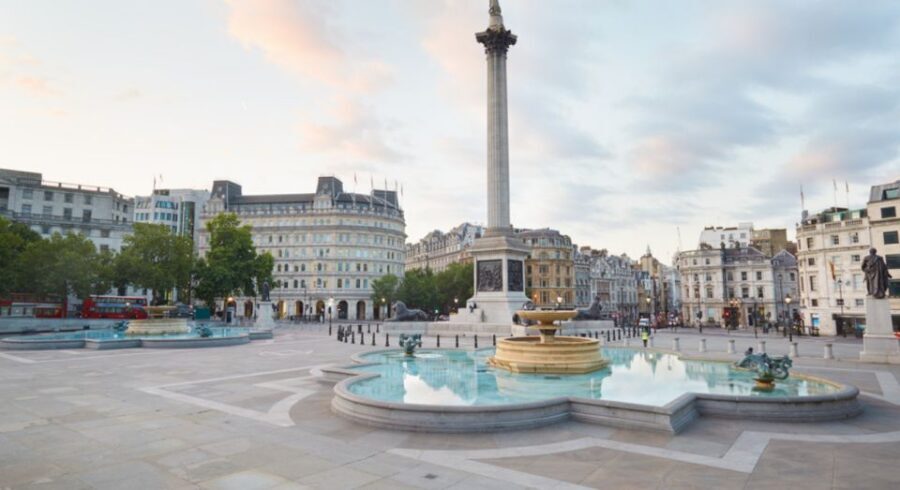 London: London Sightseeing Walking Tour with 30+ Sights - Photo strategy and timing: how to get the shots without the stress