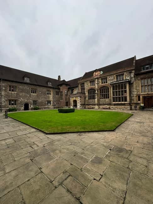 London: Medieval Tales and Martyrs Walking Tour - Where you start matters: Charterhouse Square and the Hidden Catholic sign