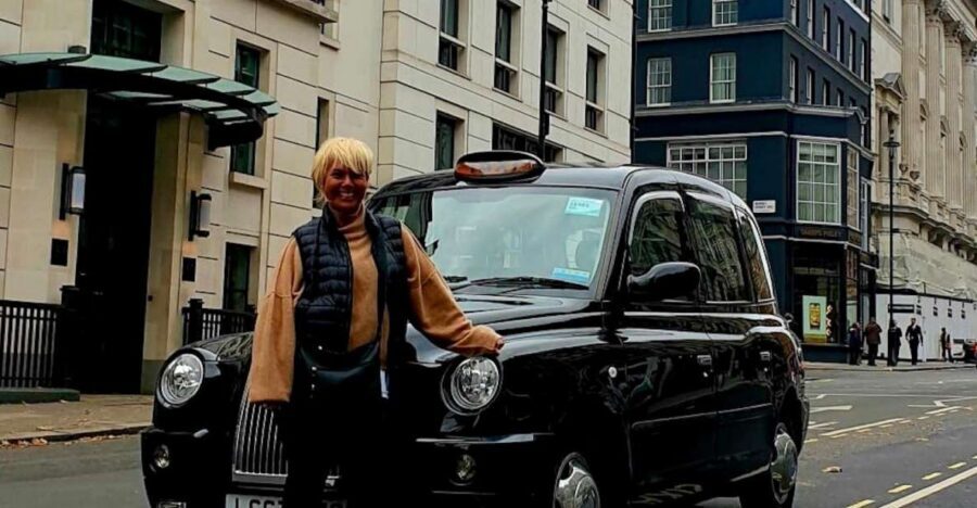 London: Monuments & Back Streets Guided Tour in Black Taxi - Entering London From the Back Seat of a Black Taxi