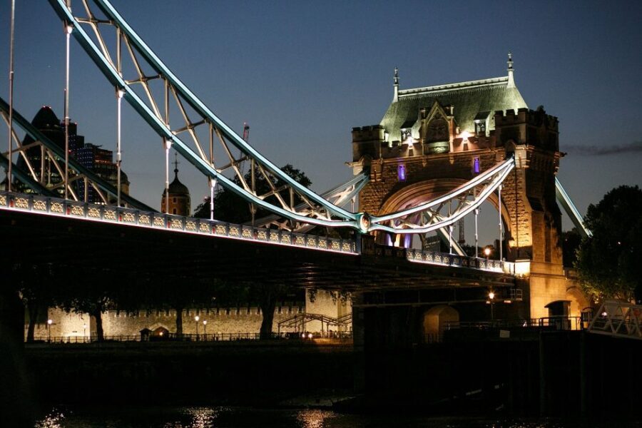 London: Murder Mystery Cruise With 3-Course Dinner - Where You Board at Tower Pier and How Seating Feels Onboard