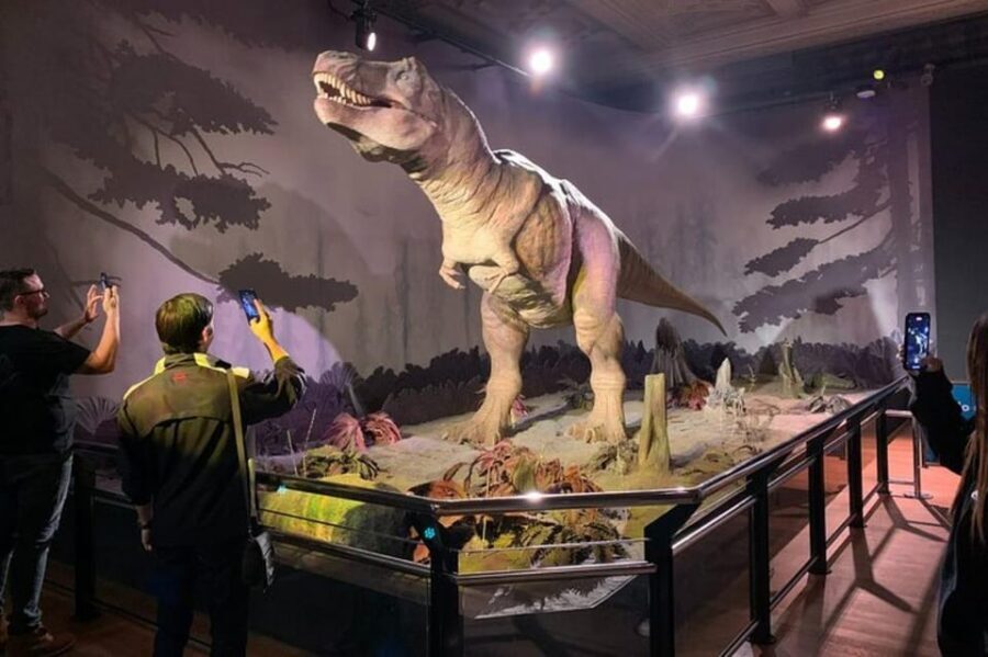 London: Natural History Museum Private Tour & Skip the line - Entering the Natural History Museum Fast: Your First Win in London