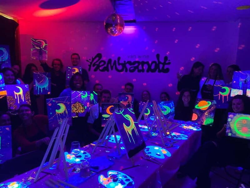 London: Paint and Sip in the Dark with Bottomless Drinks - Bottomless drinks in London: great fun, but plan around food