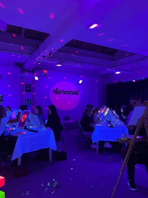 London: Paint and Sip in the Dark with Bottomless Drinks - Who should book this London paint and sip (and who might not)