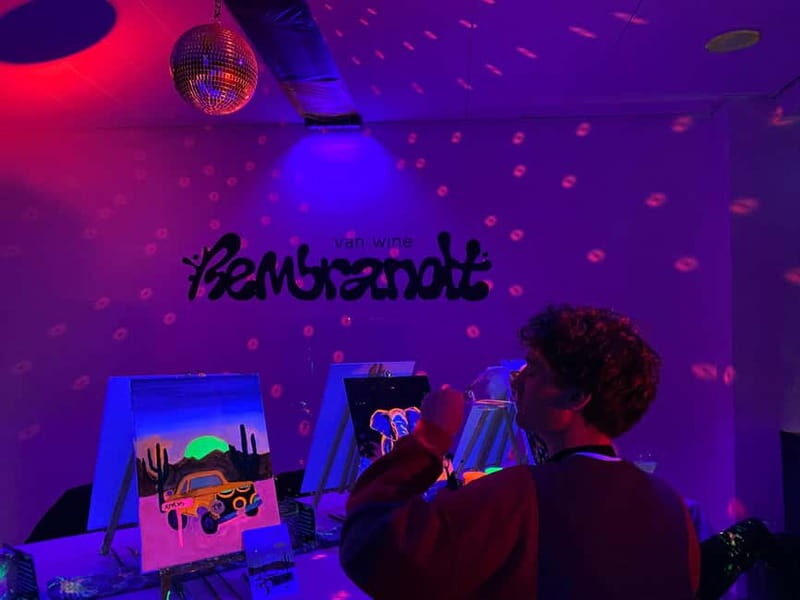 London: Paint and Sip in the Dark with Bottomless Drinks - How the 2-hour experience tends to run (and what you’ll do)
