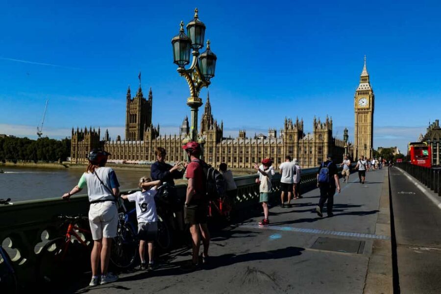 London: Private Bike or eBike Gold Classic Tour - Guides and languages: getting the story in your preferred language