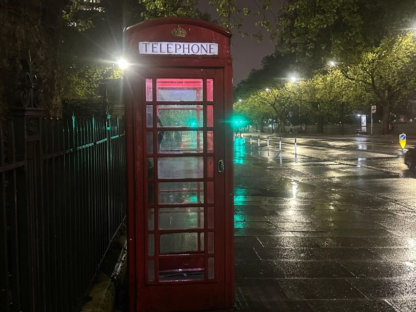 London: Private Black Cab Night Tour with Hotel Pick Up - What the guides do right: stories, routing tweaks, and group photos