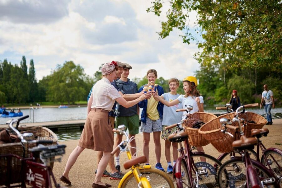 London: Private Family Guided Bike Tour with Childseats - Comfort and safety: childseats, tag-alongs, helmets, and choices