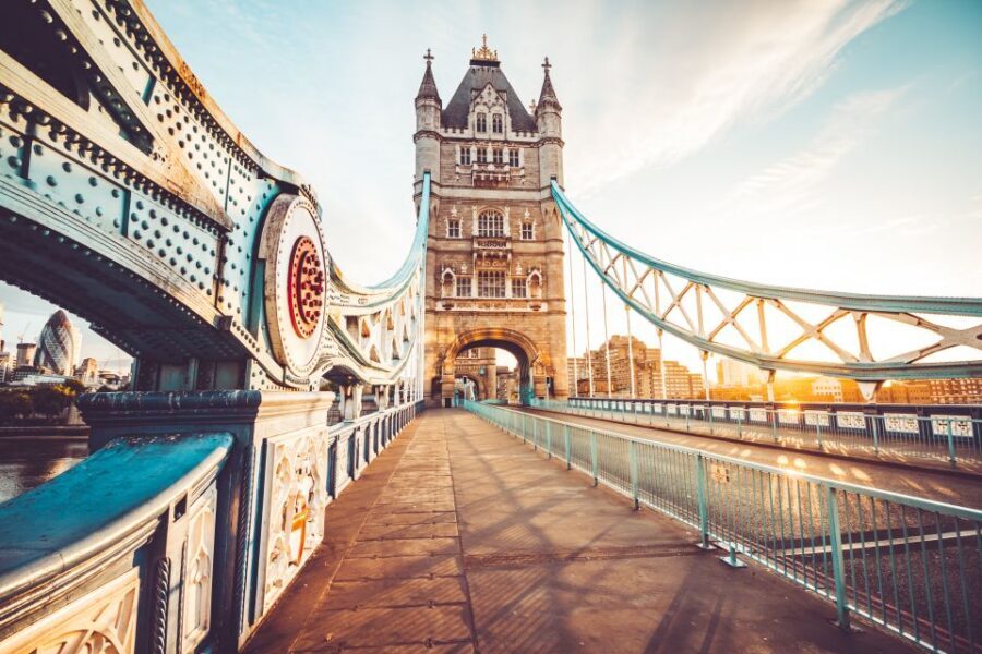 London Private Jewish History, Synagogues and Holocaust Tour - Starting at Tower Hill Memorial: where the story begins