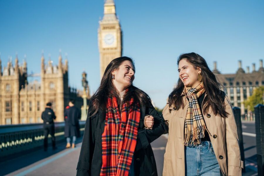 London: Private Photo Session in Westminster - Westminster stops: small scenes that make the whole set feel real