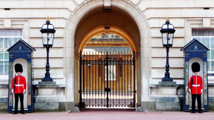 London: Private Royal Tour with Changing of the Guard - Mercedes E-Class vs V-Class: comfort that matches your group size