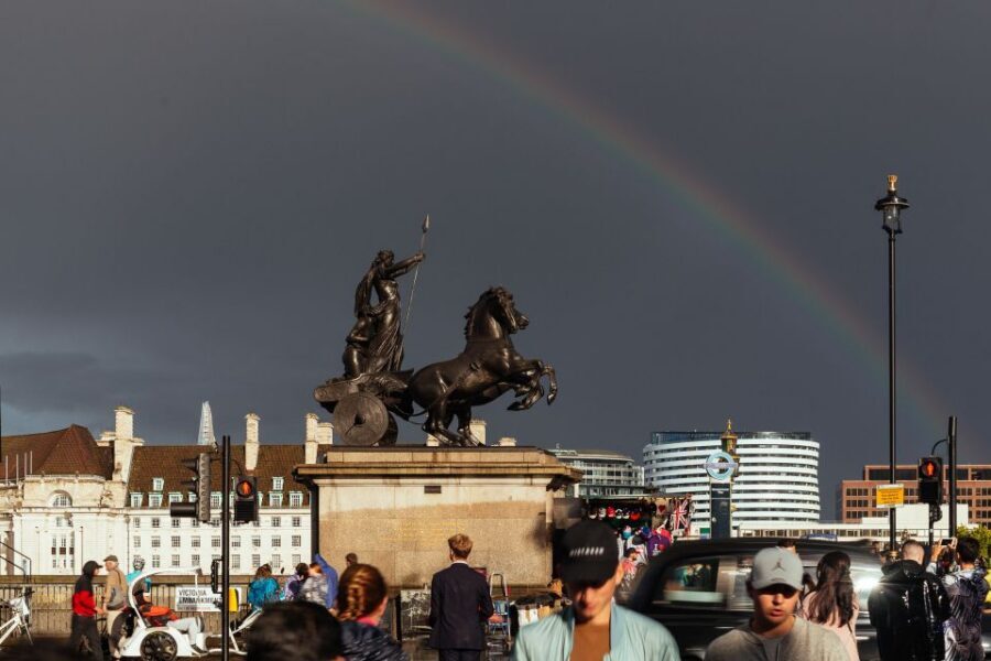 London: Private Tour with Locals – Highlights & Hidden Gems - The included local drink/tasting: why it’s better than free time