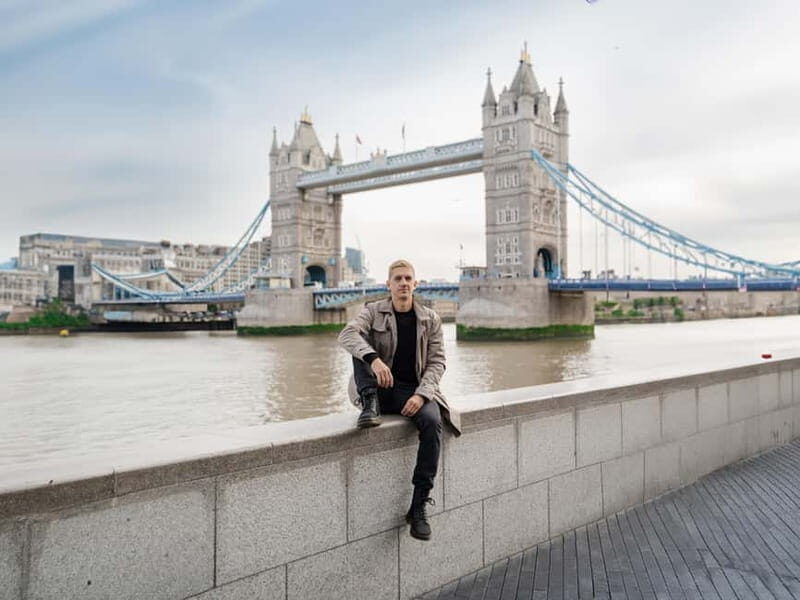 London: Private travel vacation photoshoot -Romantic Special - Posing support and comfort: the difference between okay and great photos