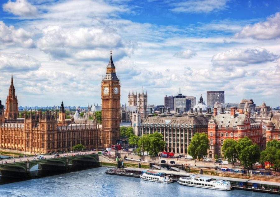 London: Private Walking Tour in Spanish - Churchill War Rooms and 10 Downing Street: power up close (from the outside)