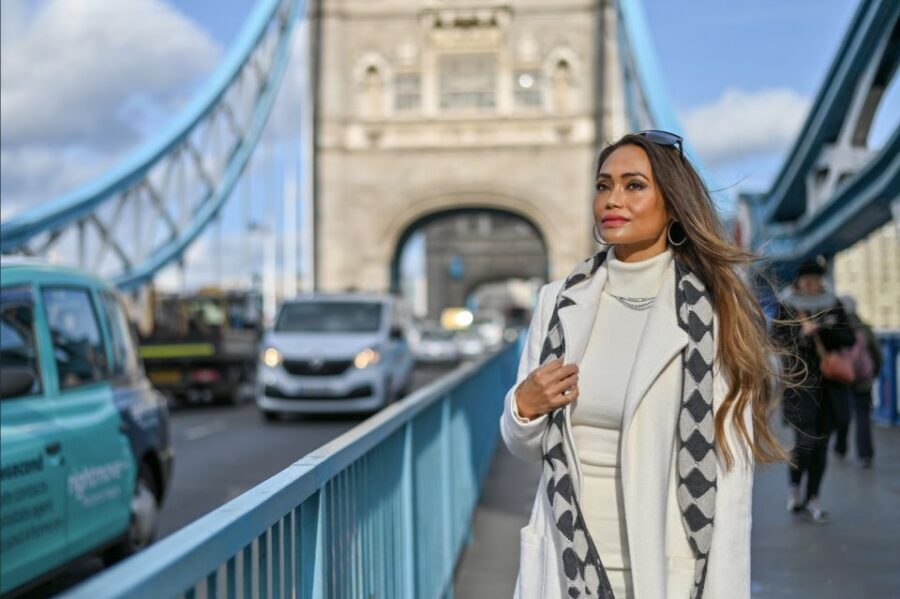 London: Professional Private Photoshoot and Edited Photos - Meeting outside Caffè Nero by St Paul’s station